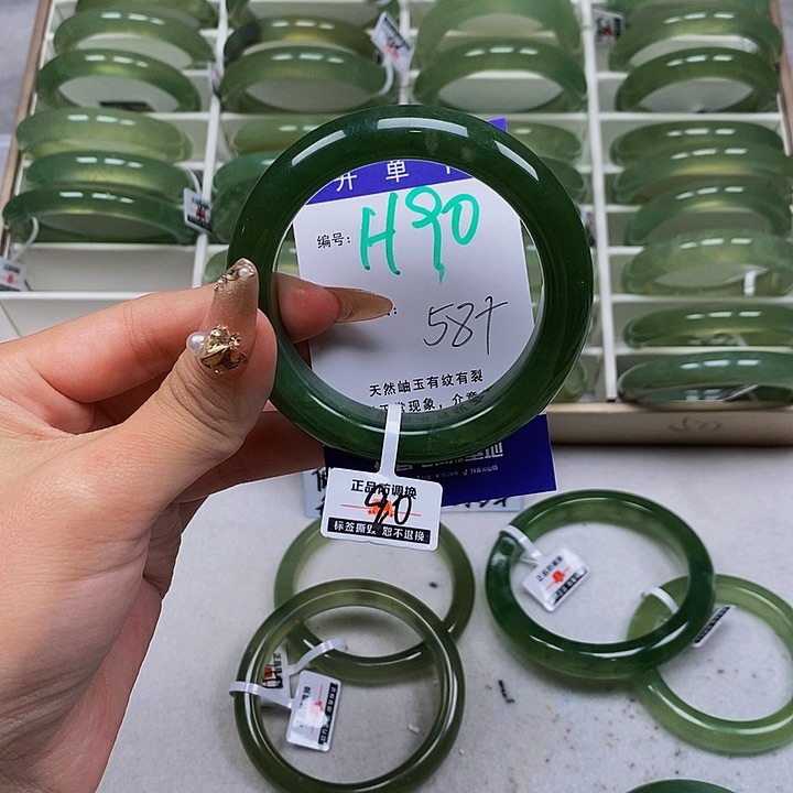 蛇纹石玉未镶嵌手镯每****吖