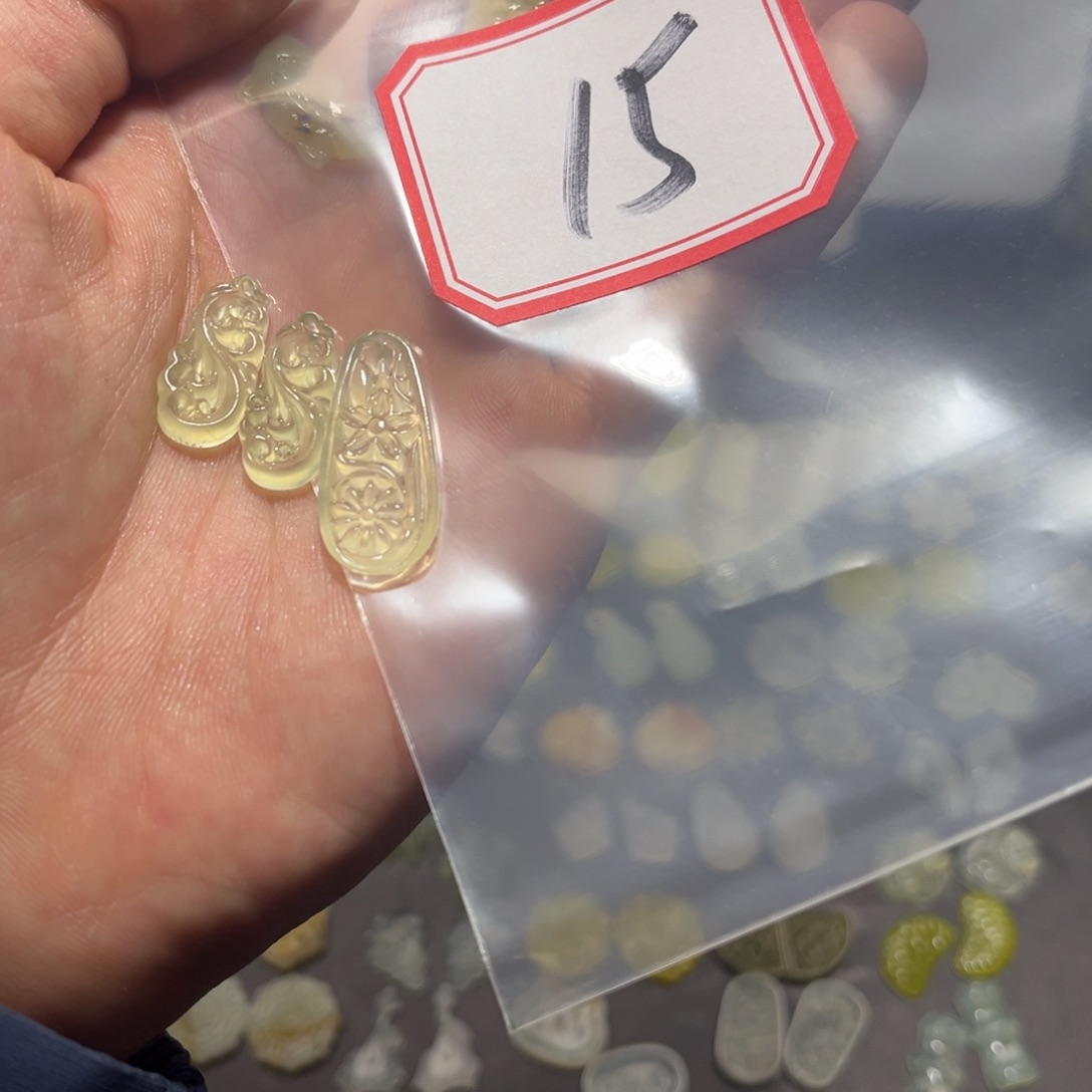 宇***蛋蛇纹石玉合金颈饰