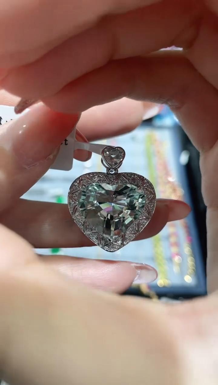 18K金镶嵌海蓝宝石吊坠 爱心款