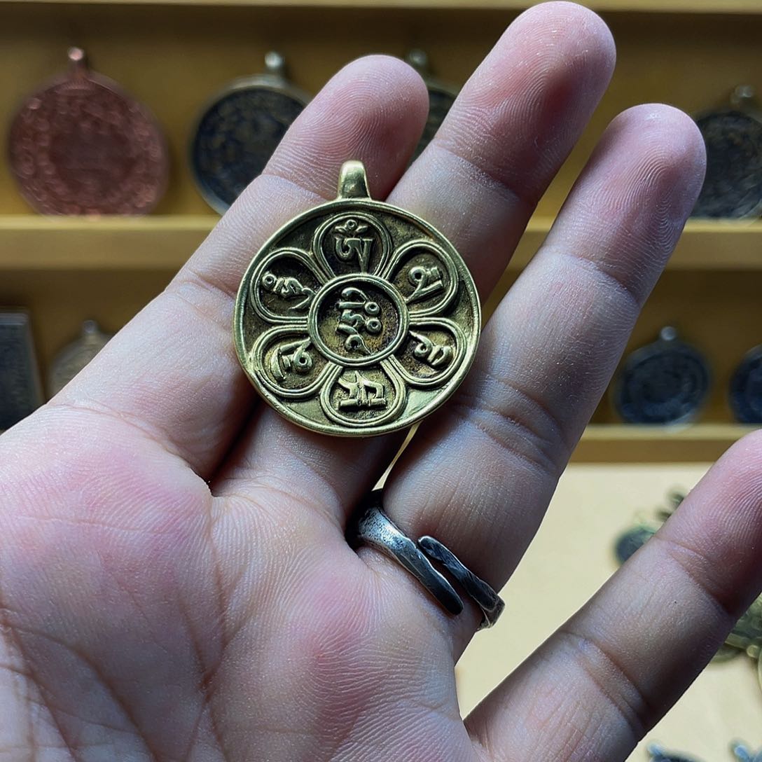 卡32黄铜六字真言九宫八卦牌