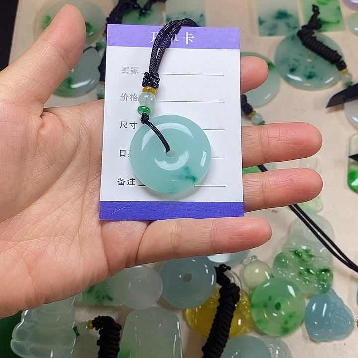 客***子翡翠未镶嵌颈饰平安扣