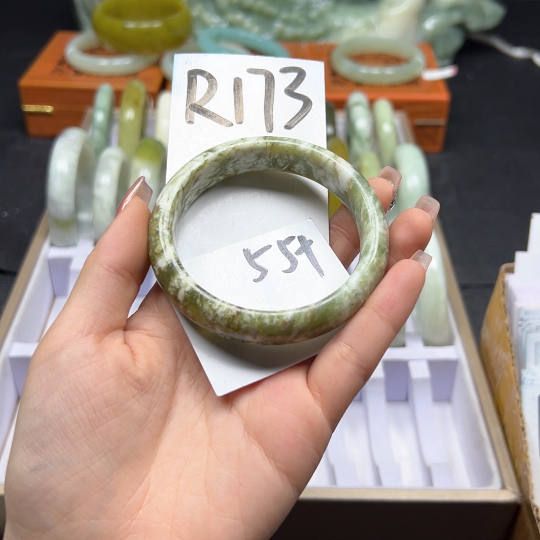 蛇纹石玉手镯未镶嵌