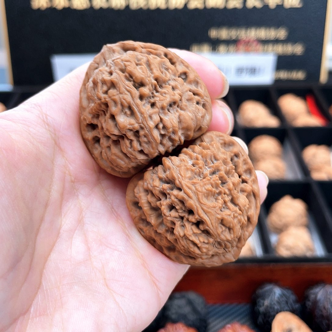 把件文玩核桃39毕业级三角疆➕主筋居中蚂蚁纹小凹底3901