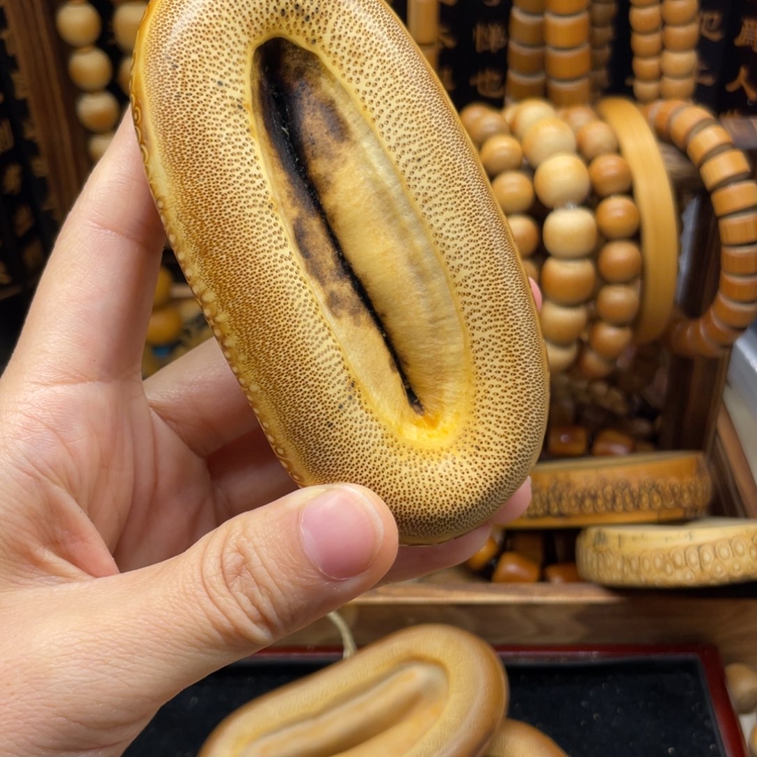 黑***形53*107竹根部竹格把件