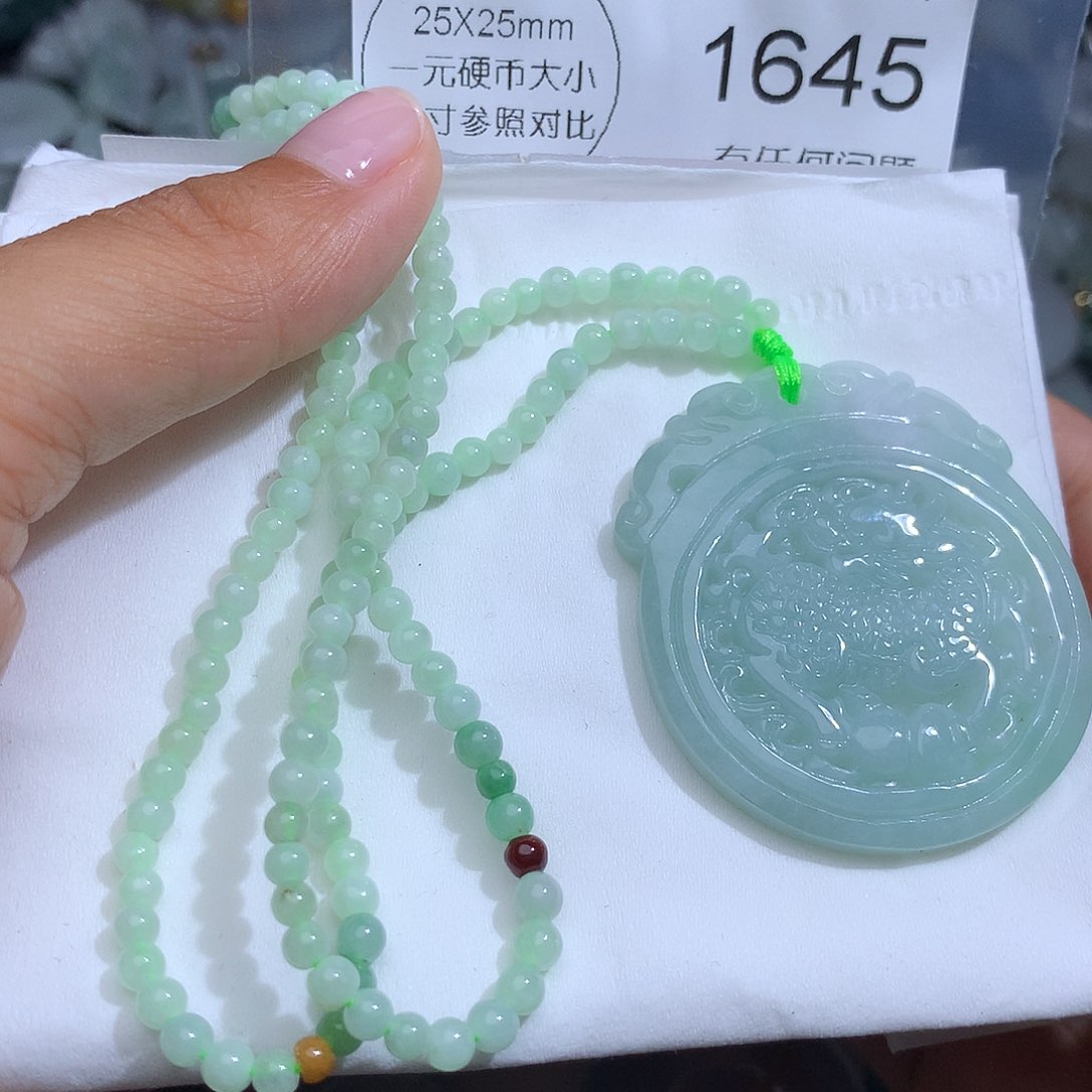 翡翠未镶嵌颈饰1645。