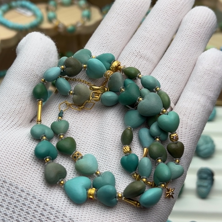 18K金镶嵌绿松石珠宝奇石莫兰迪爱心项链