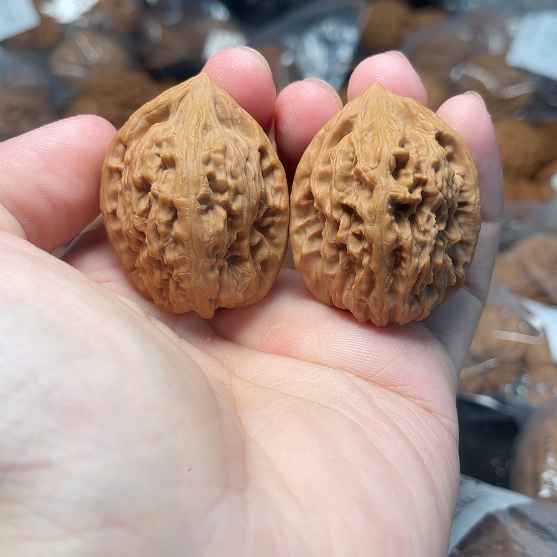 1文玩核桃凤眼油皮鸡心33-084