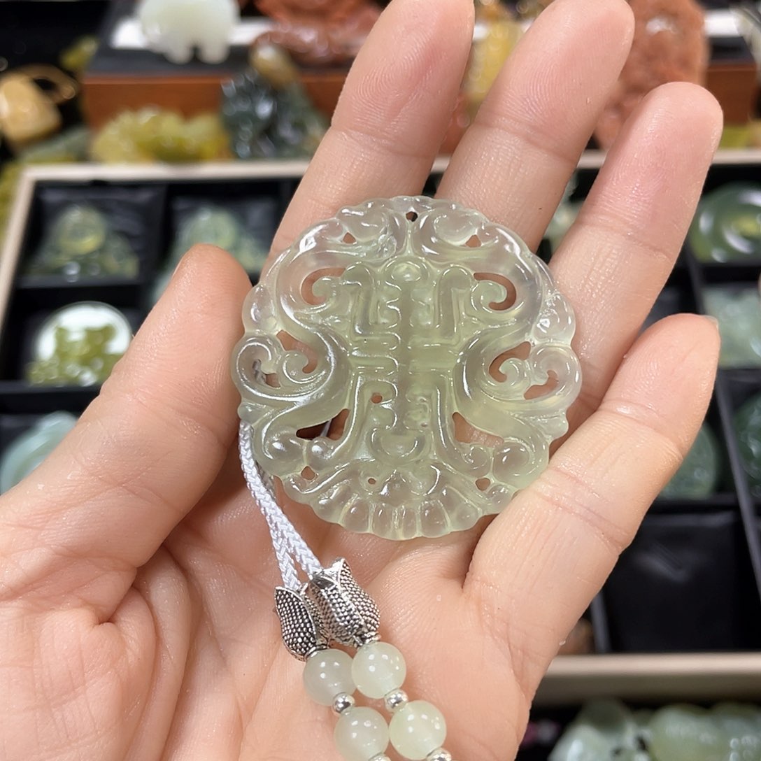 蛇纹石玉颈饰未镶嵌