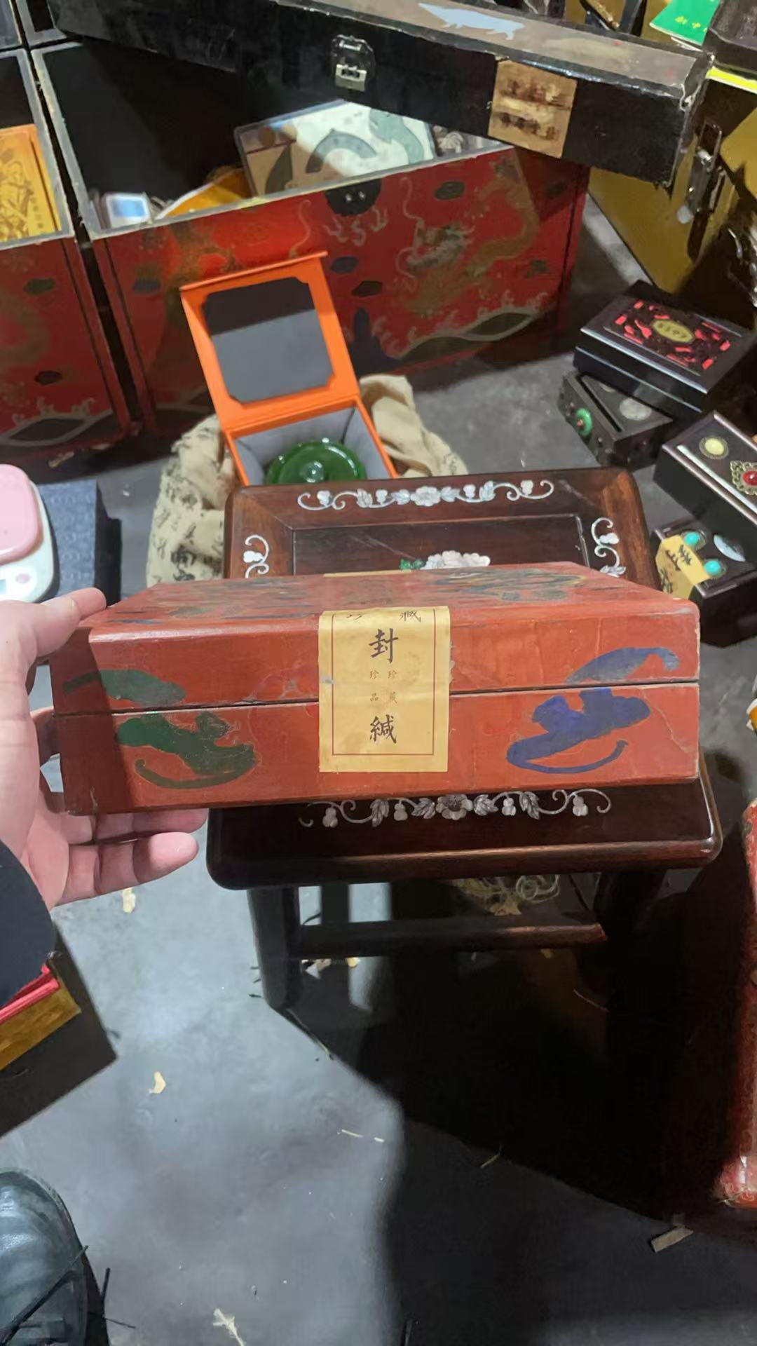 红扁木封精品摆件。