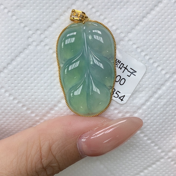 颈饰18K金镶嵌翡翠