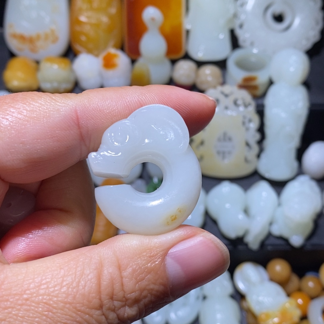 太***厂和田玉未镶嵌颈饰