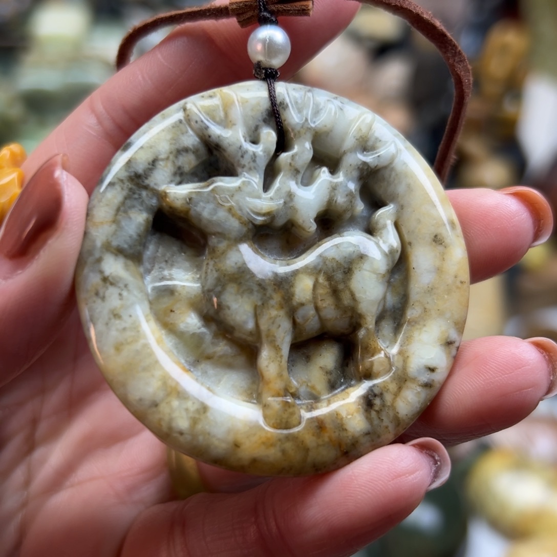 岫玉未镶嵌颈饰花玉小鹿