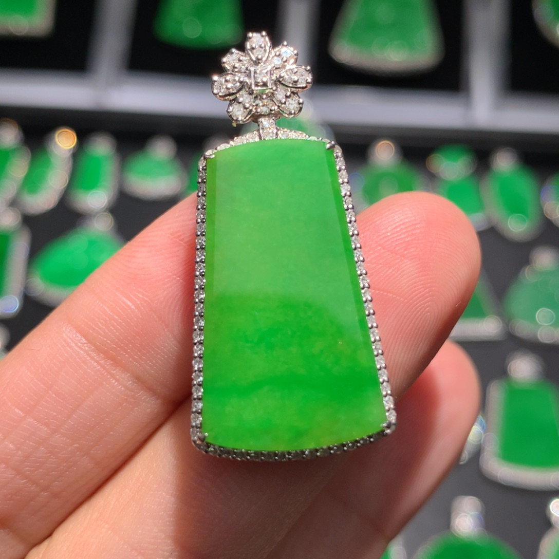 翡翠颈饰18K金镶嵌翡翠