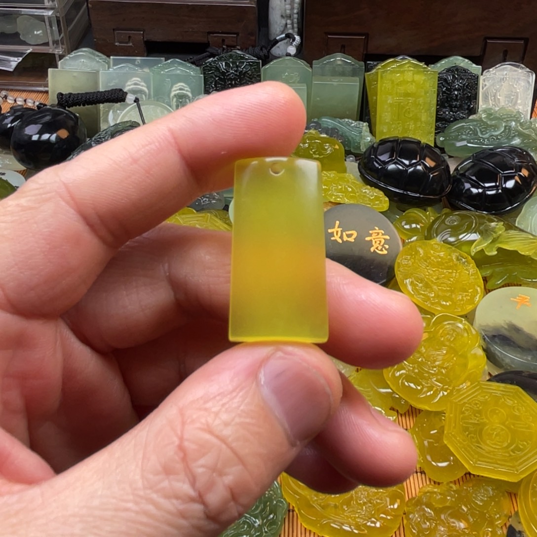 敏***尔蛇纹石玉未镶嵌颈饰