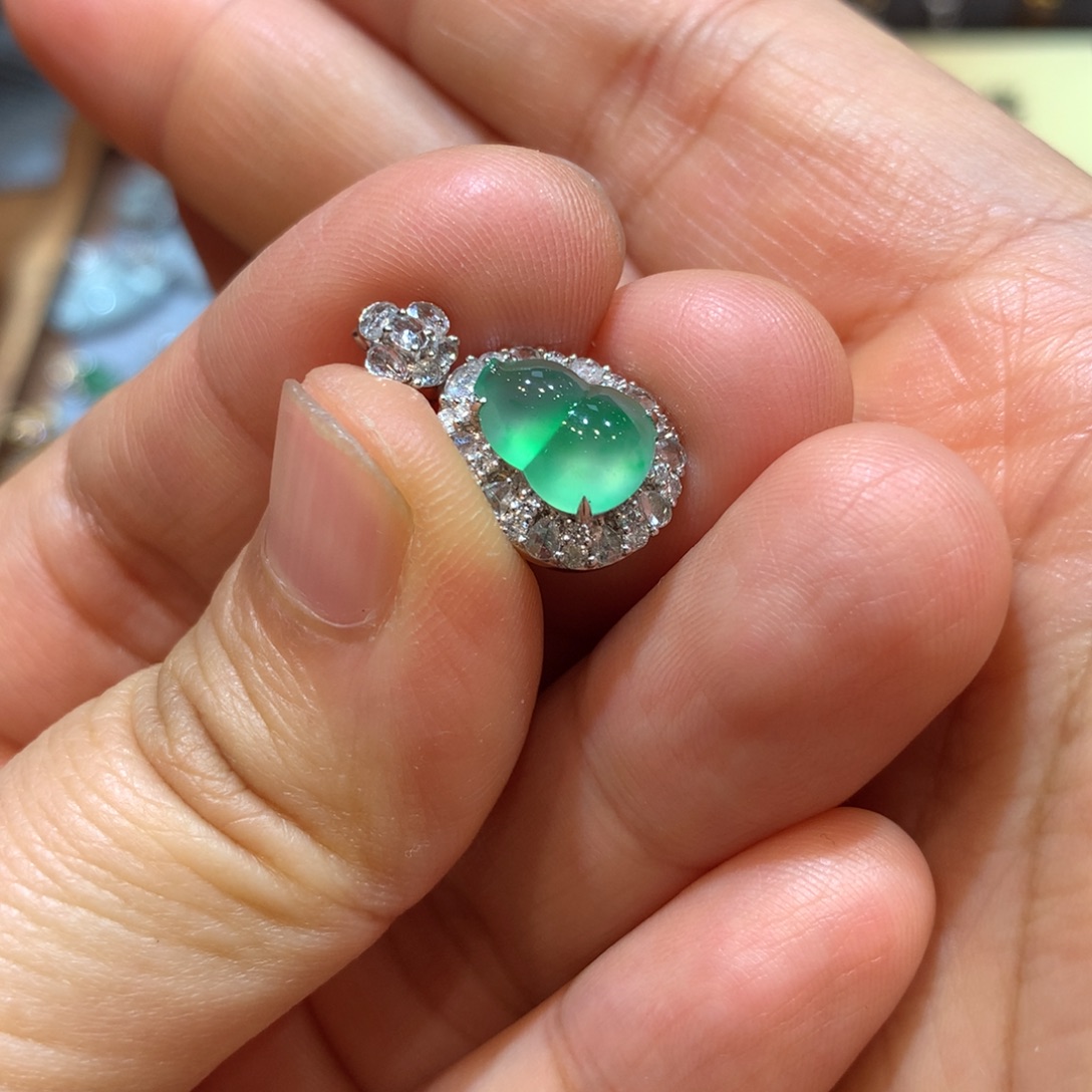 和***雪翡翠18K金镶嵌颈饰吊坠