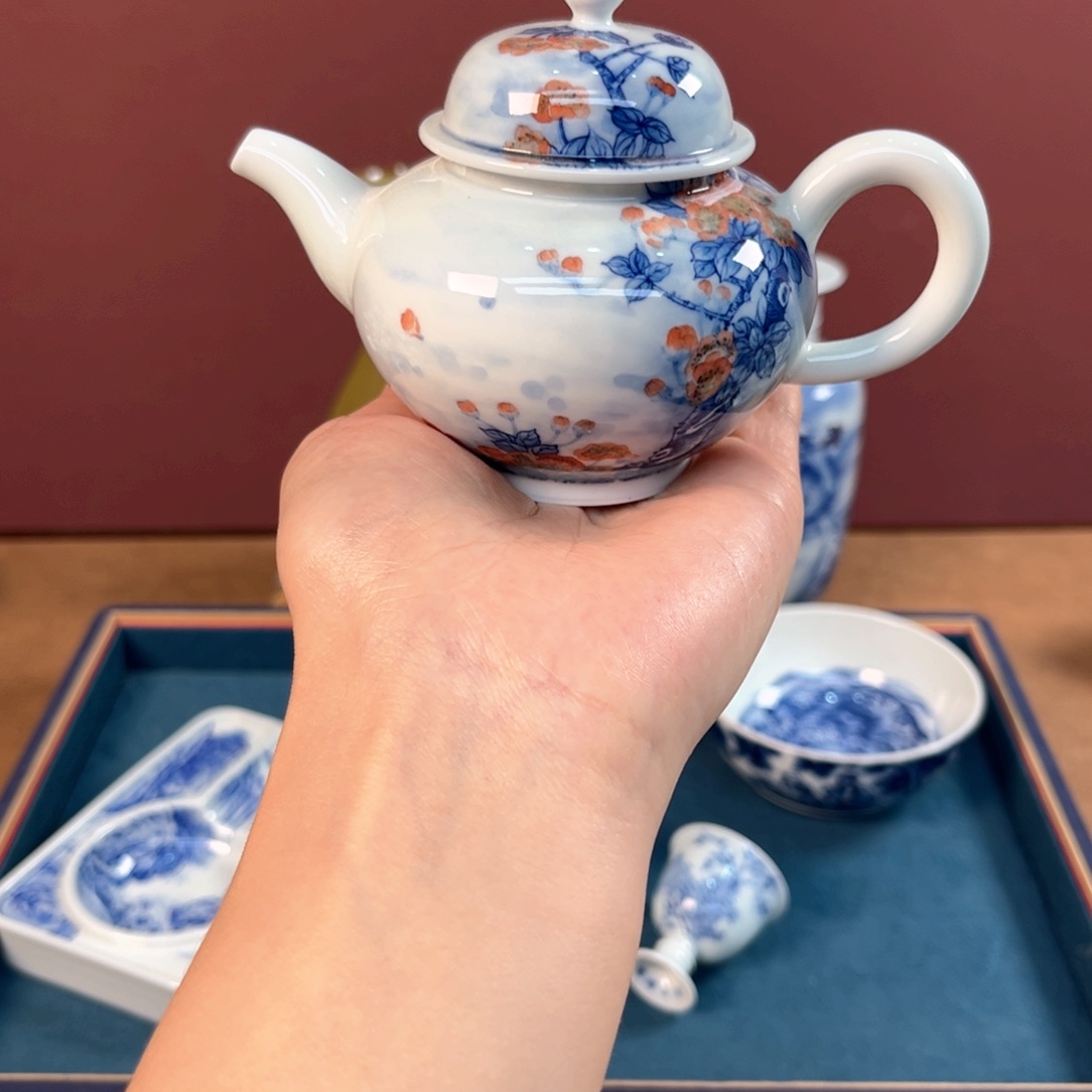 憩予青花花卉瓷壶