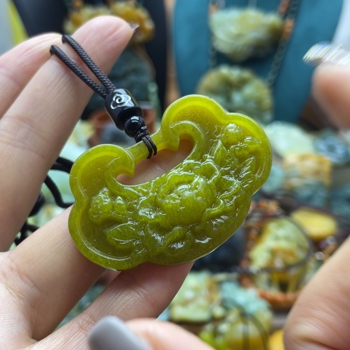 蛇纹石玉未镶嵌颈饰