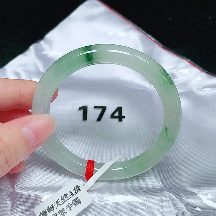 翡翠未镶嵌手镯（圆镯）