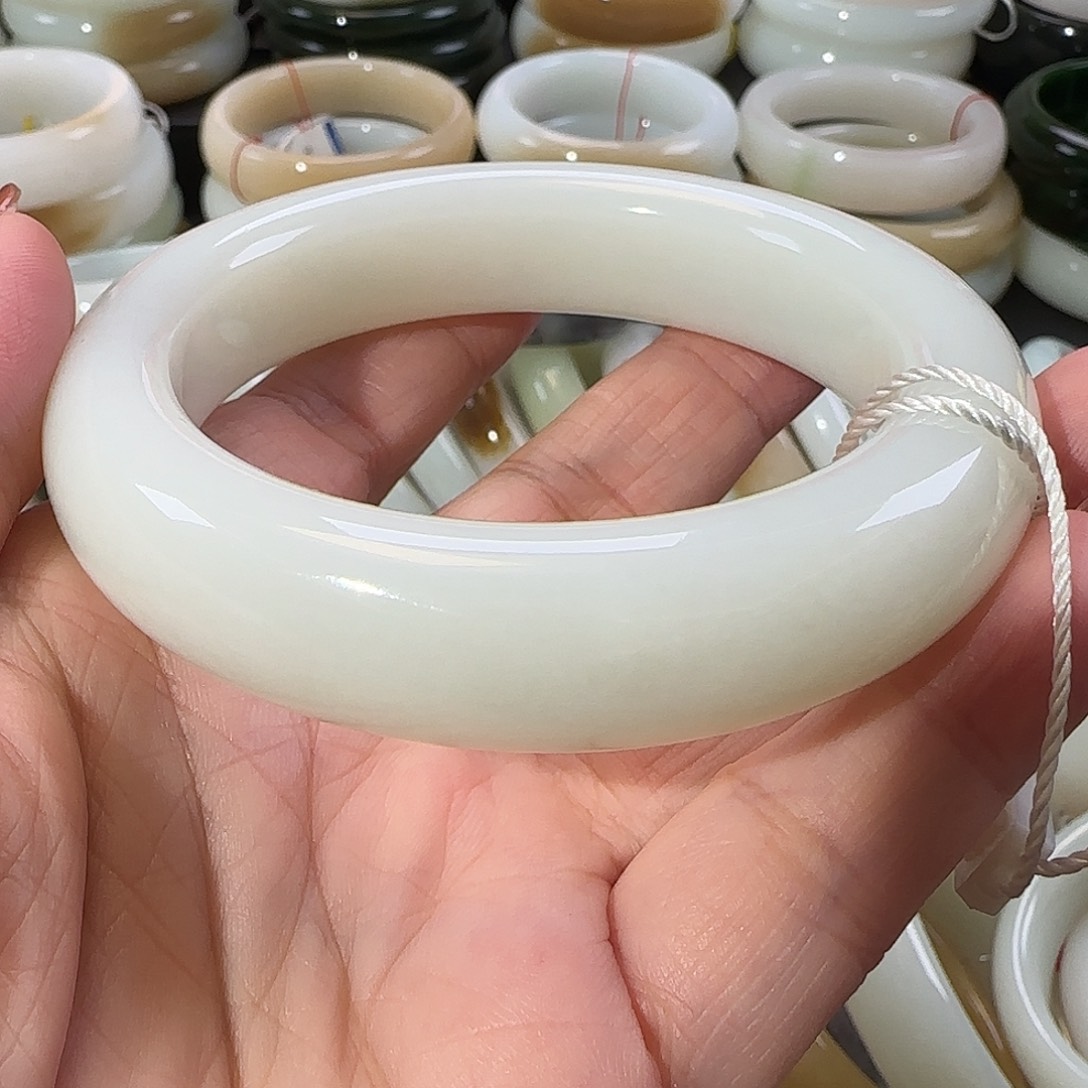 言***行和田玉未镶嵌手镯