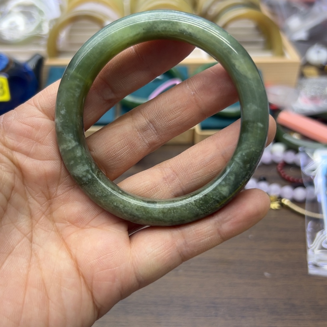 和田玉未镶嵌手镯56.4圈围306瑕