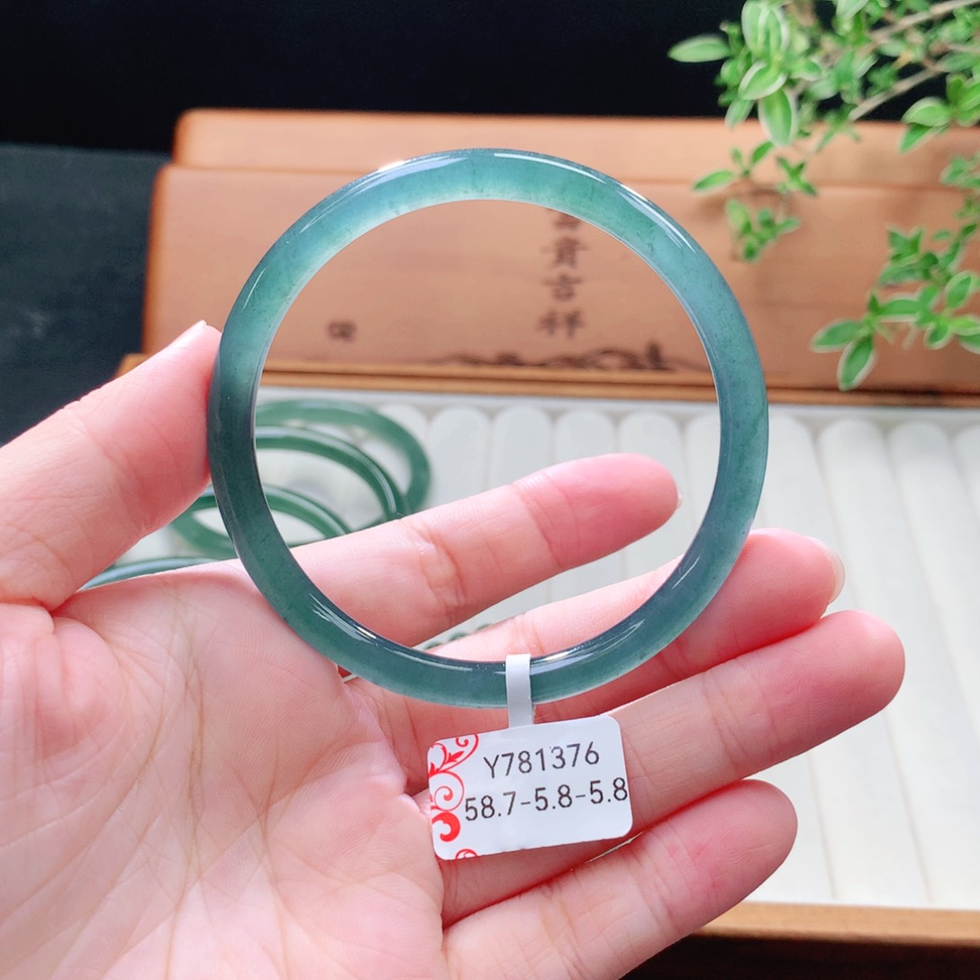 未镶嵌手镯（圆镯）翡翠