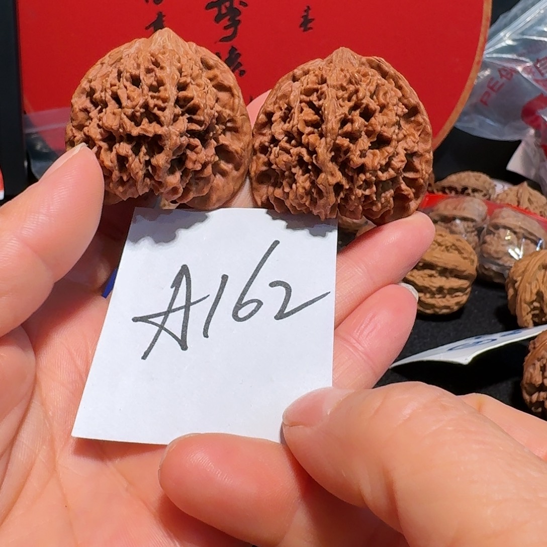 文玩核桃把件43红地闷满天星