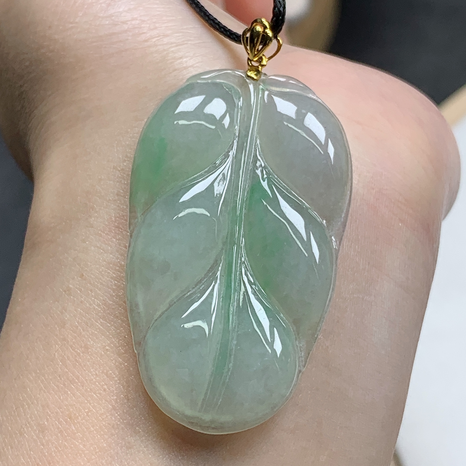 缅甸天然A货翡翠18K金扣头镶嵌冰种飘绿叶子吊坠