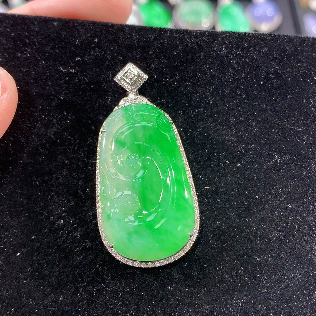 翡翠18K金镶嵌颈饰