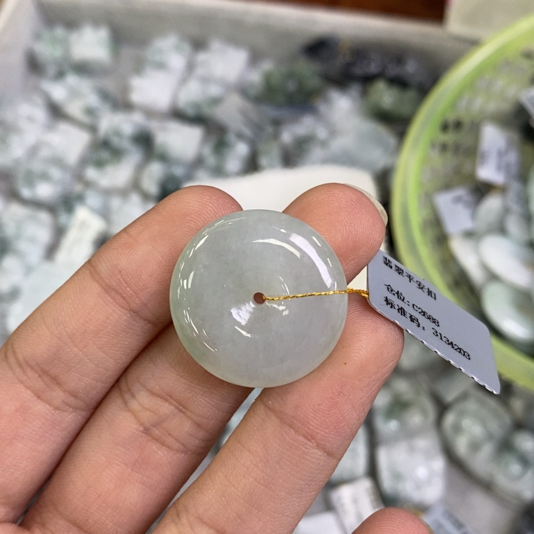 翡翠未镶嵌颈饰平安