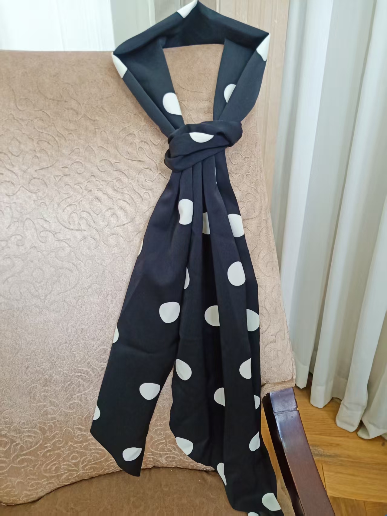 新款时尚百搭大波点丝巾