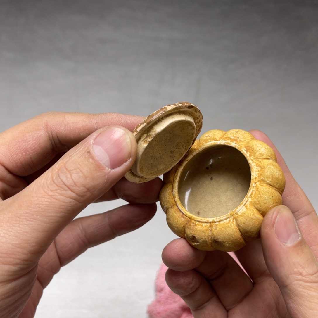 瓷片东**文密密麻麻地排列着一个