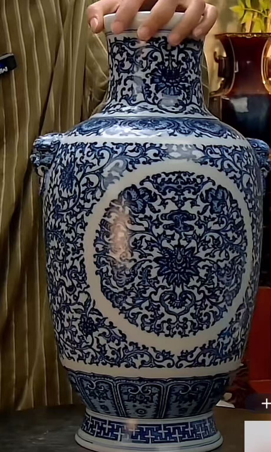 青花缠枝花卉双耳尊