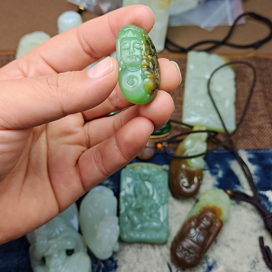 成***和田玉未镶嵌颈饰