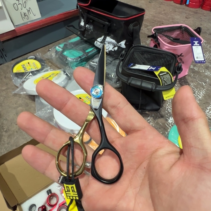 小***?黑金剪刀一个，带浮水坐，要带钻的