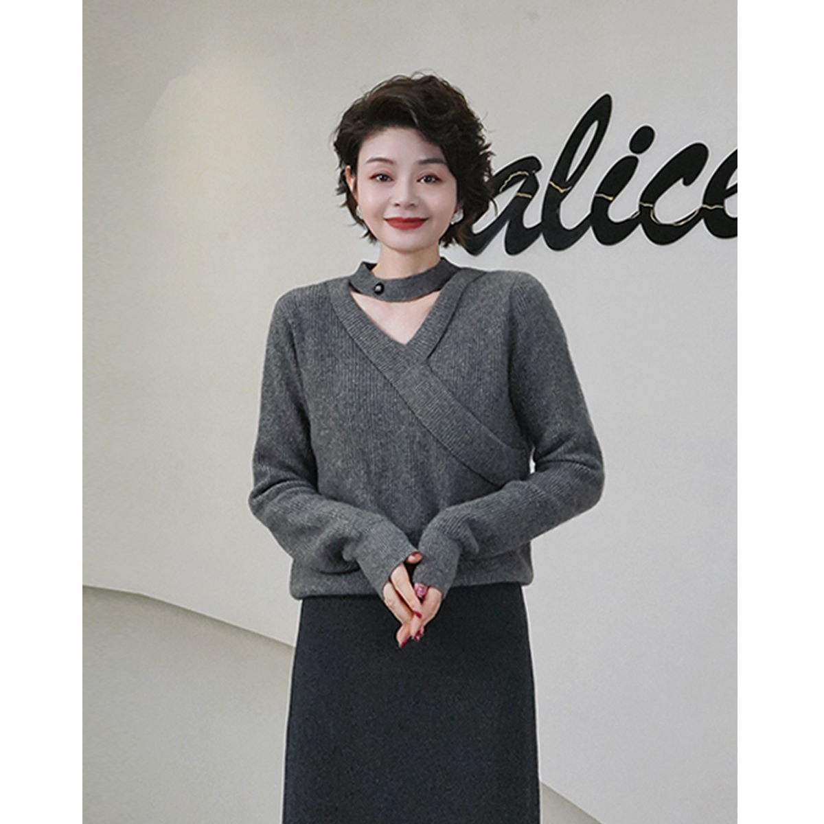 ‘云舒’设计感新款女挂脖圆领毛针织衫810695V