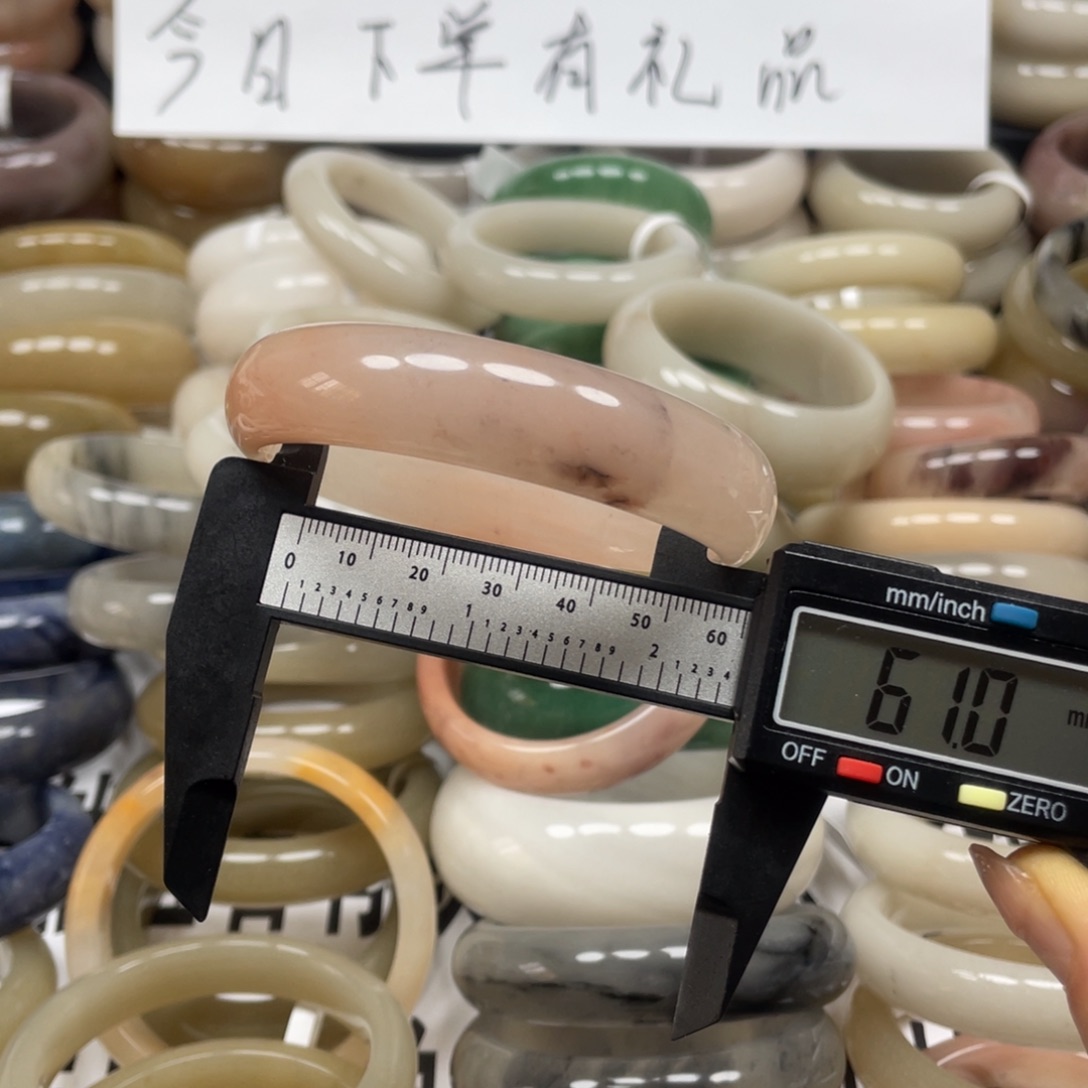 未镶嵌手镯石英质玉
