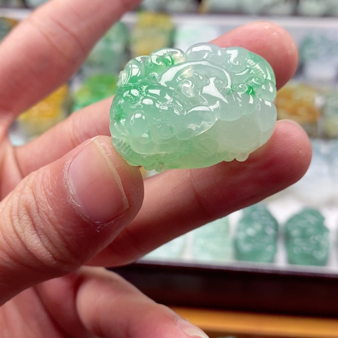 翡翠颈饰未镶嵌《***》翡翠