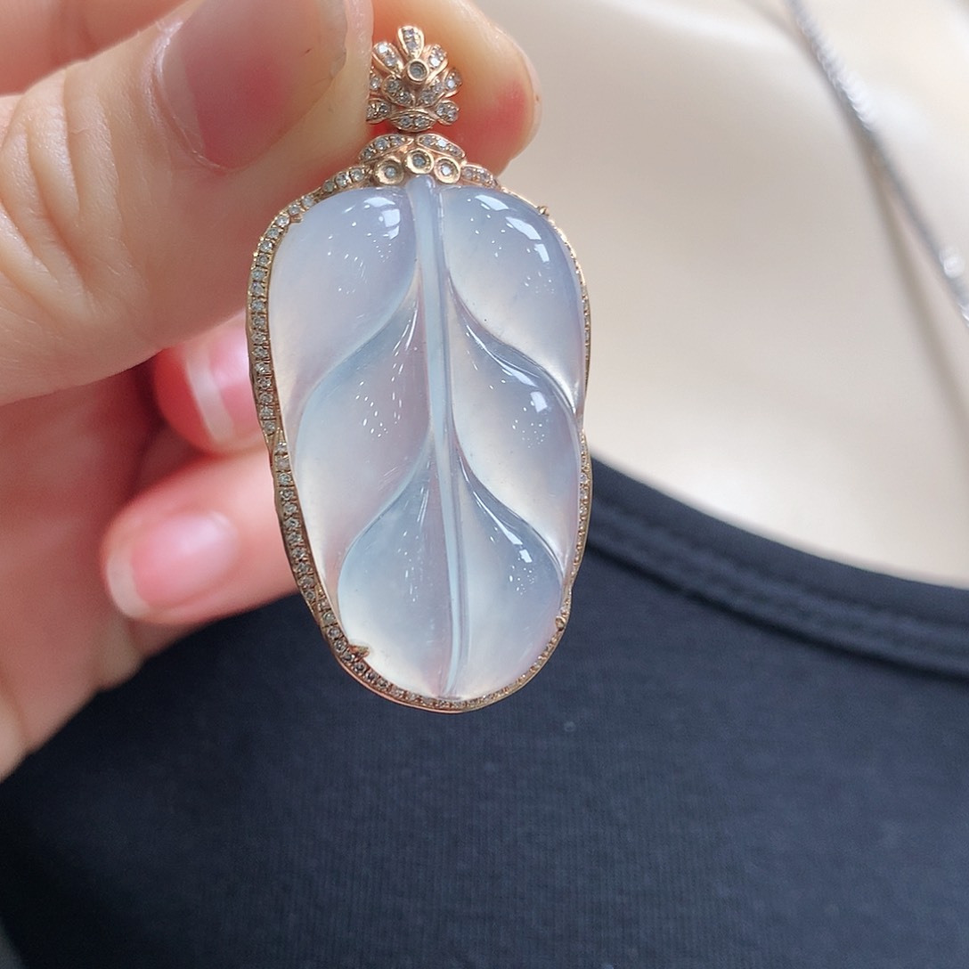 翡翠18K金镶嵌颈饰叶子