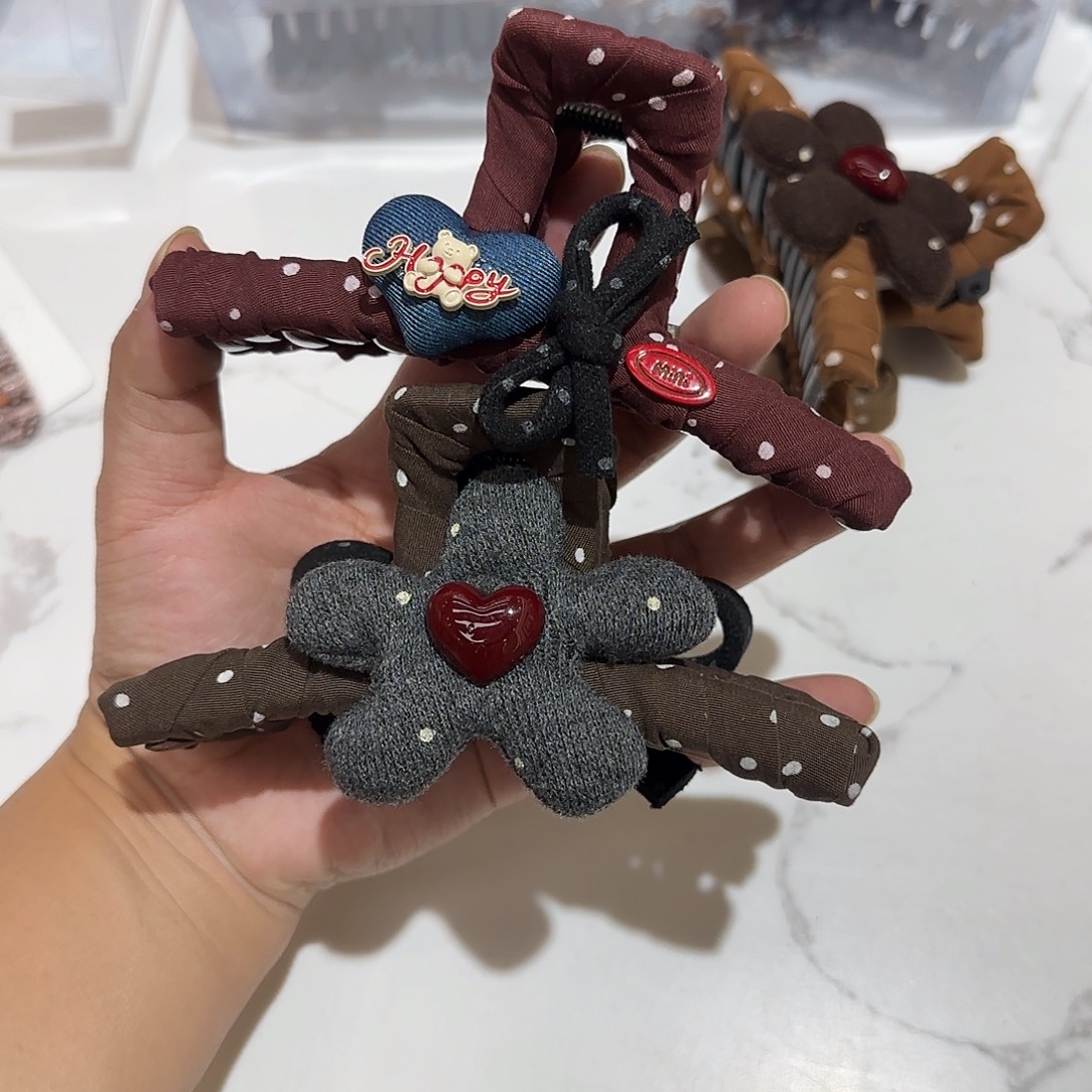 艾****布艺非金属波点抓夹2个