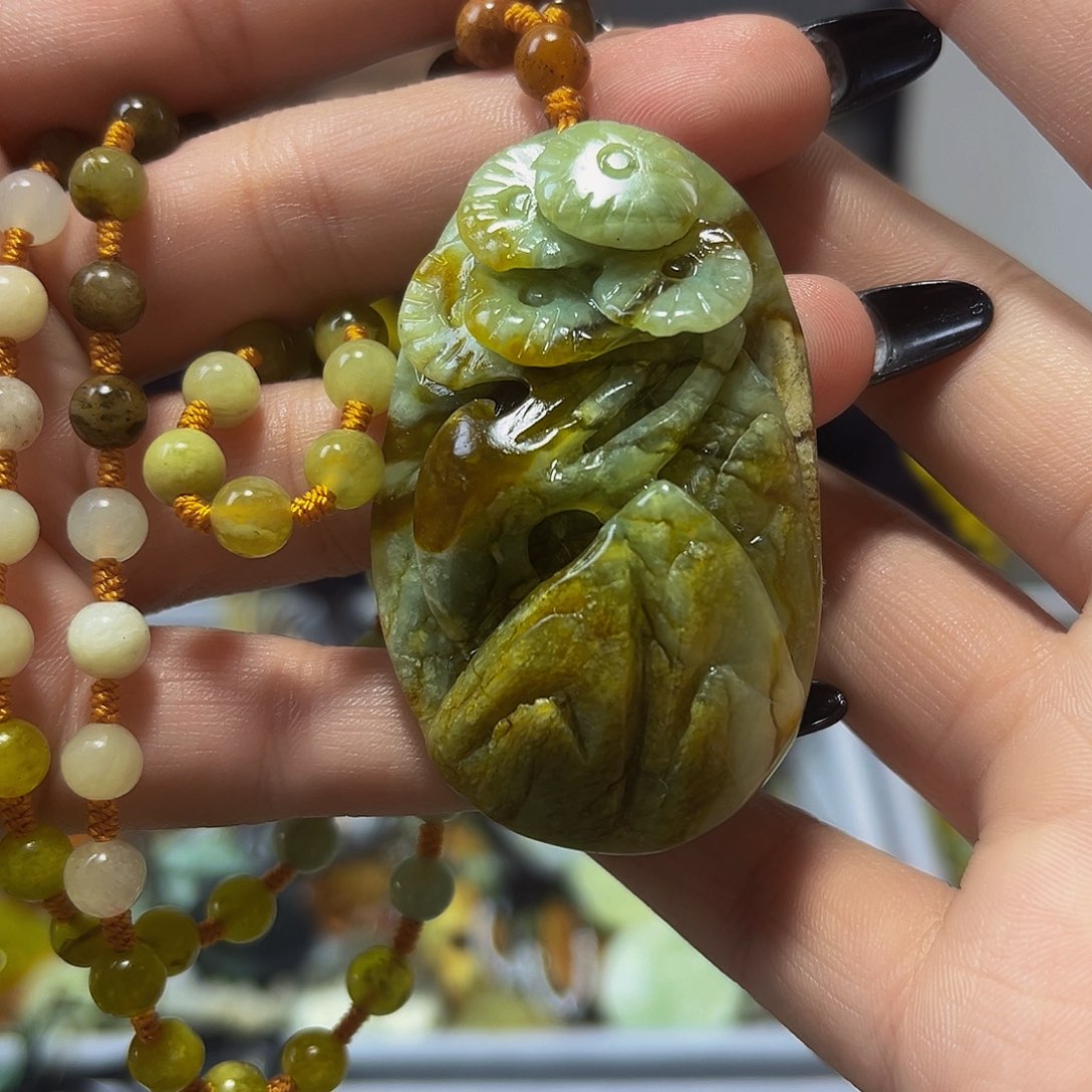 蛇纹石玉未镶嵌颈饰