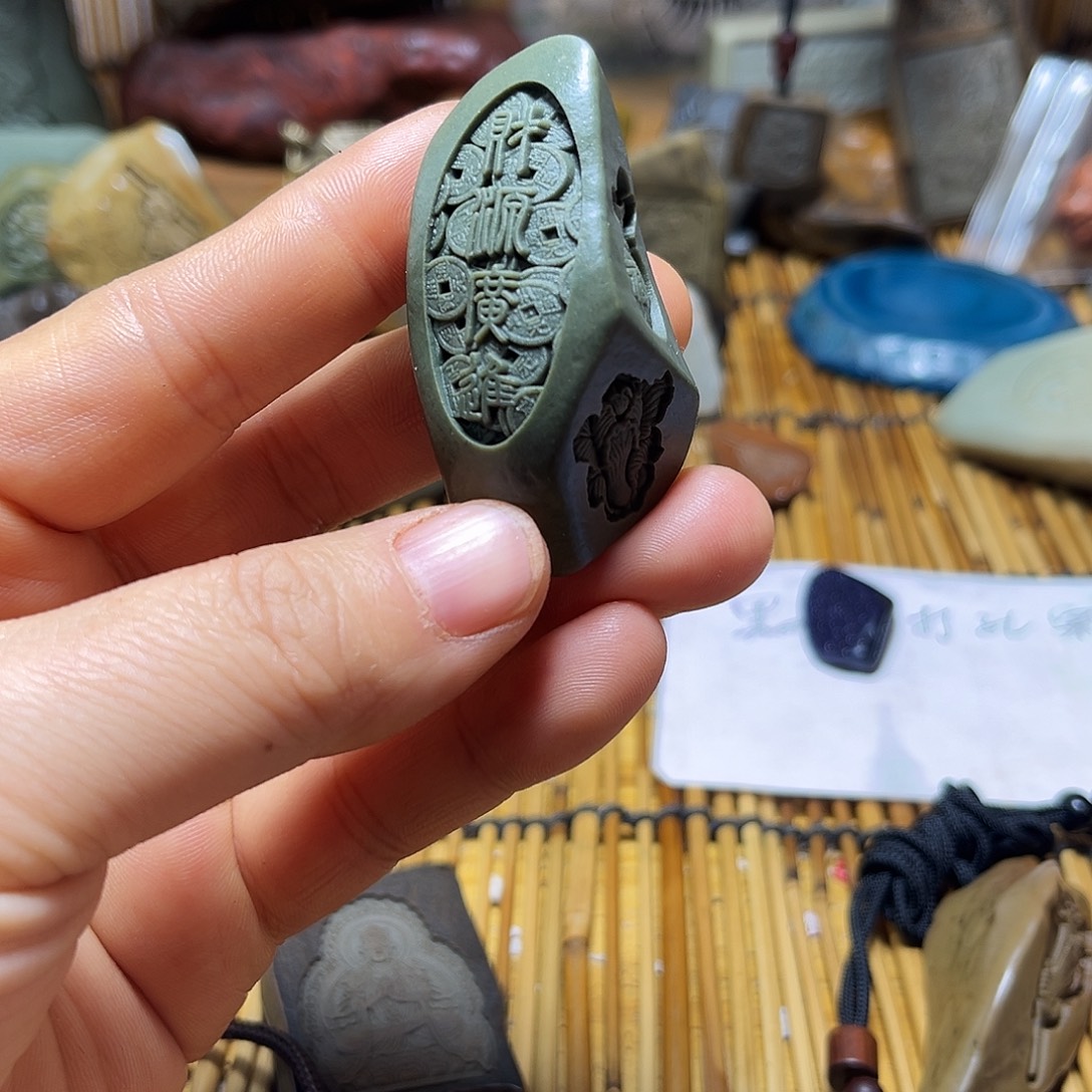 34 新疆原石雕刻手把件，