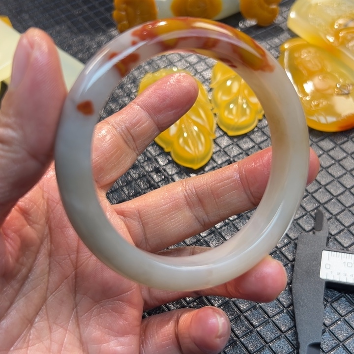 石英质玉（黄龙玉）颈饰未镶嵌