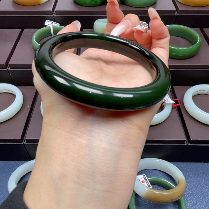 和田玉未镶嵌手镯