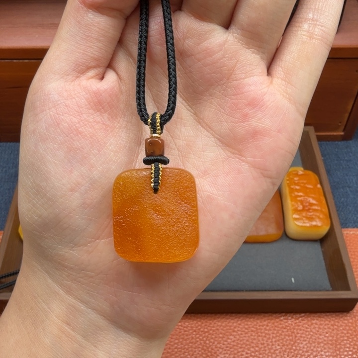 蜜蜡未镶嵌吊坠(赠链)