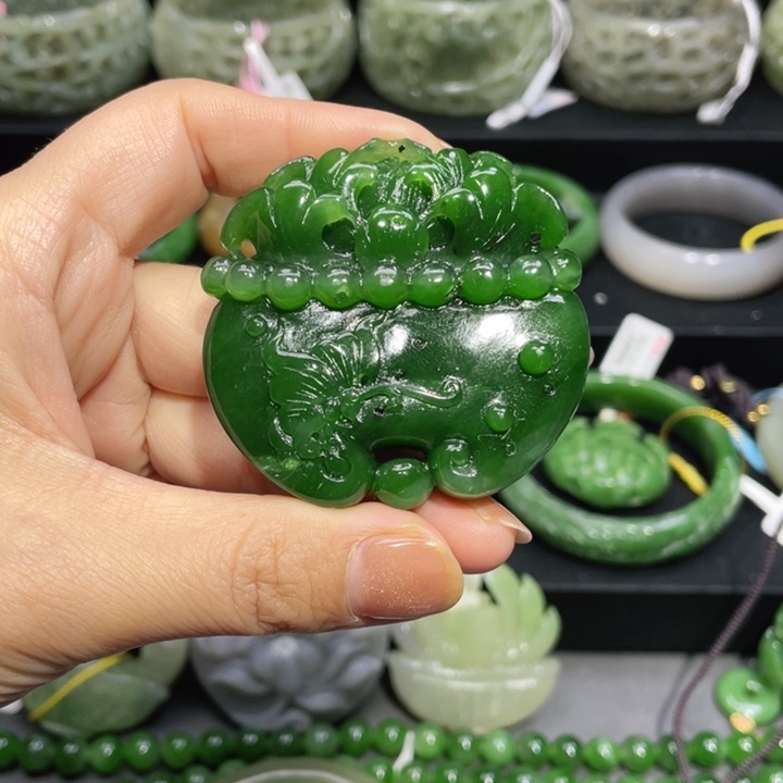 和田玉吊坠未镶嵌百**物