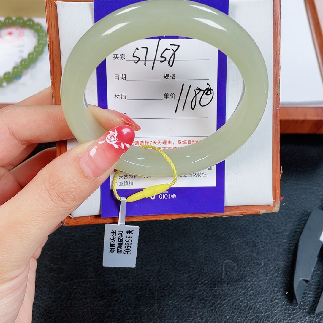 和田玉手镯未镶嵌