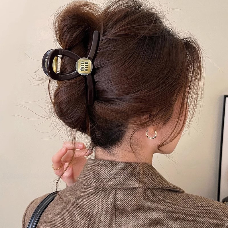 气质字母金标抓夹女2025新款高级感中号发夹气质盘发鲨鱼夹子发饰