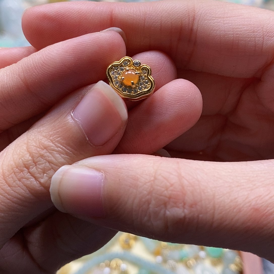 翡翠颈饰未镶嵌闪