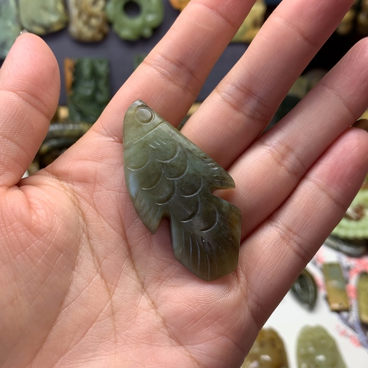 透闪石质玉未镶嵌颈饰