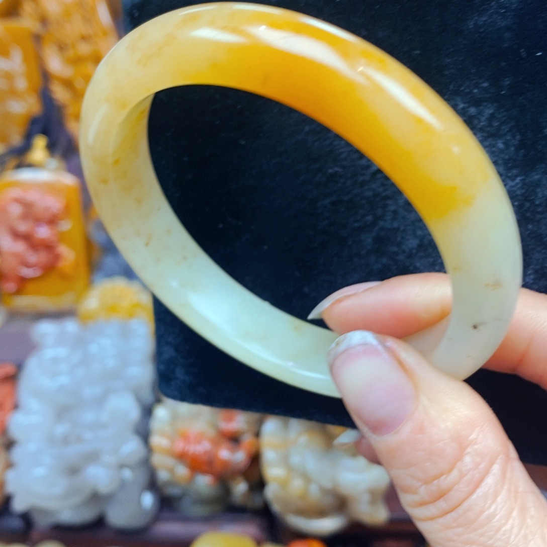 未镶嵌石英质玉（黄龙玉）颈饰